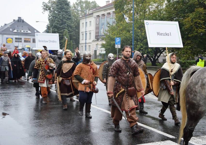 Historycznym postaciom towarzyszyli członkowie grup...