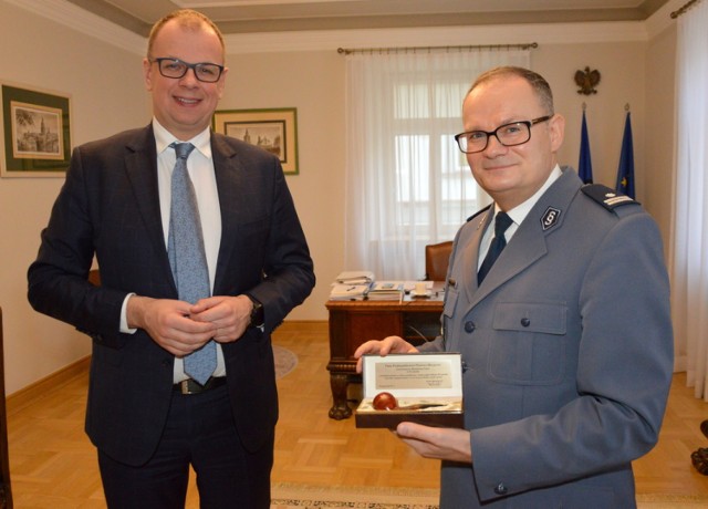 W ostatni dzień swojej służb podinsp. Piotr Mazur, komendant miejski policji w Przemyślu, złożył wizytę prezydentowi miasta Wojciechowi Bakunowi i jego zastępcy Bogusławowi Świeżemu.