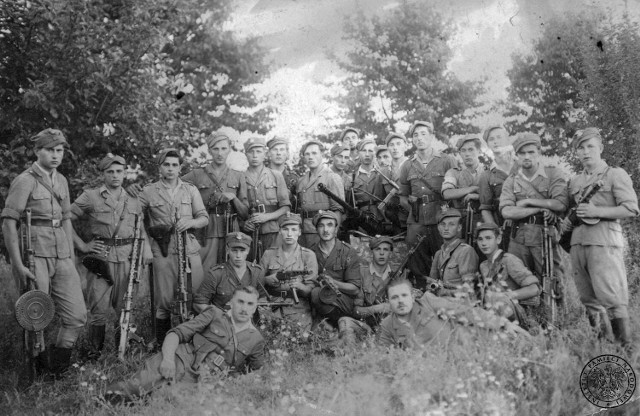 Oddział Obwodu WiN Chełm ppor. Henryka Lewczuka „Młota” (leży pierwszy od lewej), Władzin, sierpień 1946 r.