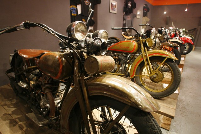 Motocykle Harley-Davidson ze zbiorów Muzeum Przemysłu i Kolejnictwa na Śląsku w Jaworzynie Śląskiej