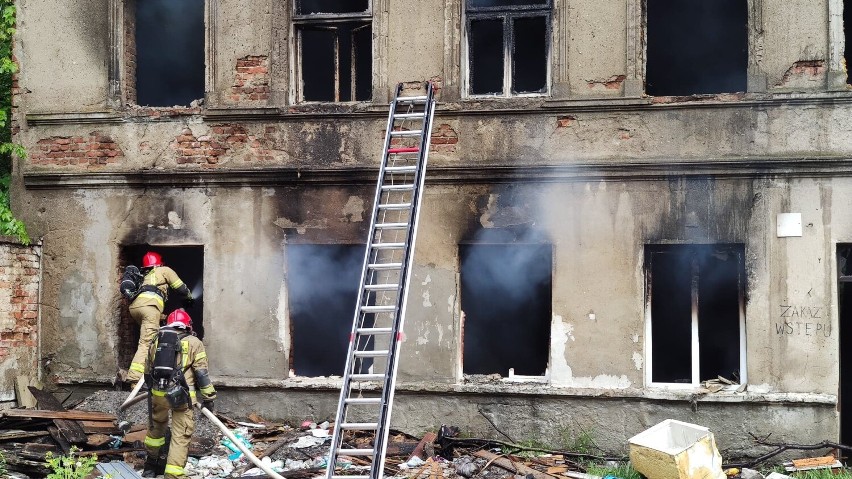 Pożar na 1 Maja w Piotrkowie. Palił się pustostan,...