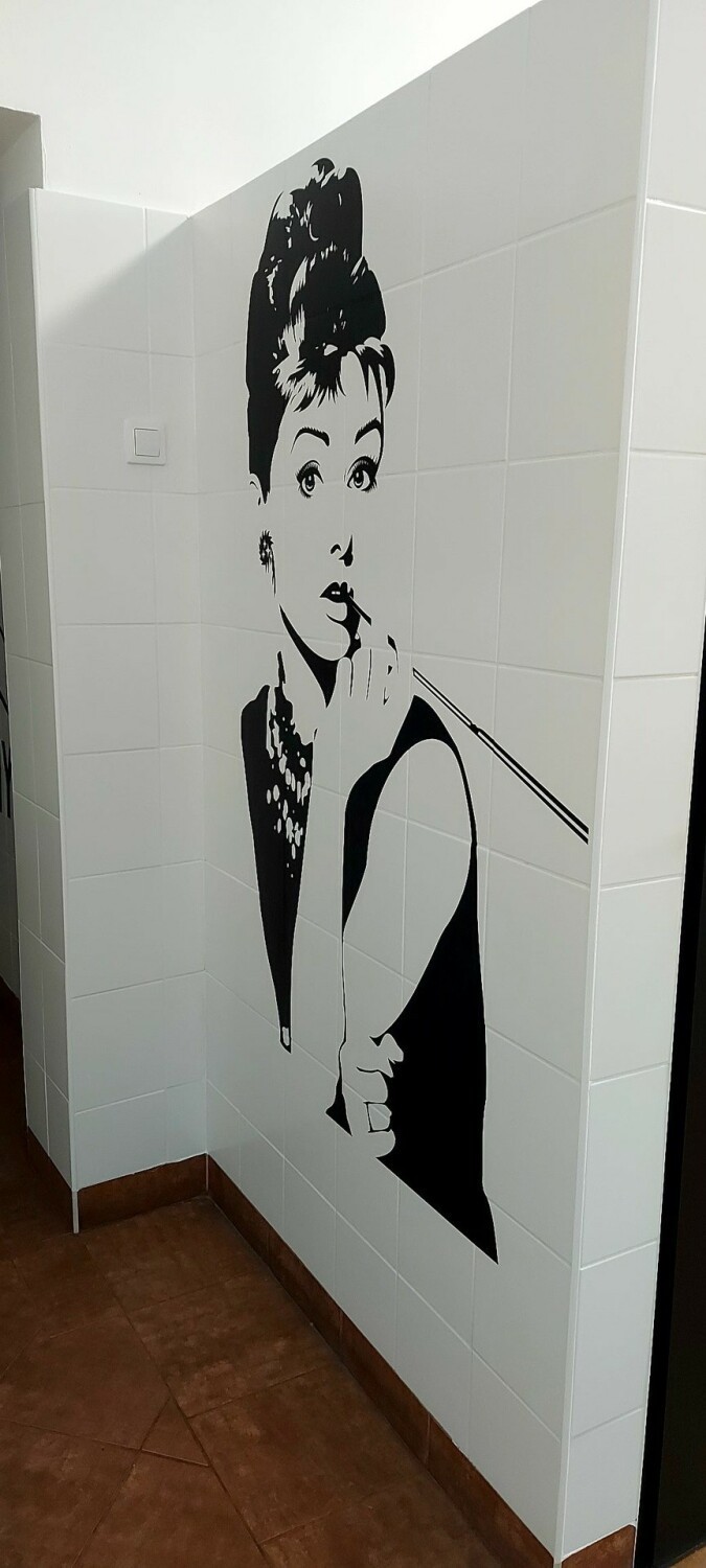 Piękna toaleta w I LO im. Mikołaja Kopernika w Będzinie - zdjęcia. Wita dziewczęta twarzą Marilyn Monroe oraz Audrey Hepburn
