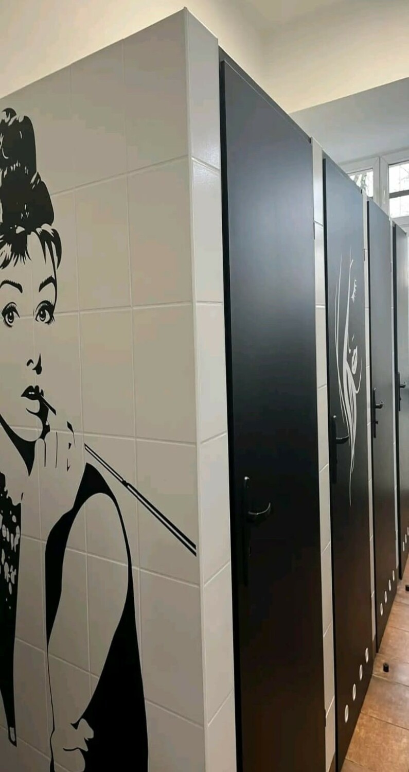 Piękna toaleta w I LO im. Mikołaja Kopernika w Będzinie - zdjęcia. Wita dziewczęta twarzą Marilyn Monroe oraz Audrey Hepburn