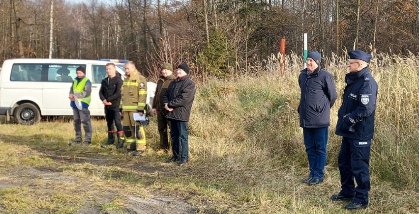 Strażacy i policjanci sprawdzili się w lesie koło Czarnożył FOTO