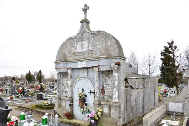 Tak wygląda grobowiec Rodziny Rychlewskich na cmentarzu w Żninie. Zdjęcia z 28.12.2022.
