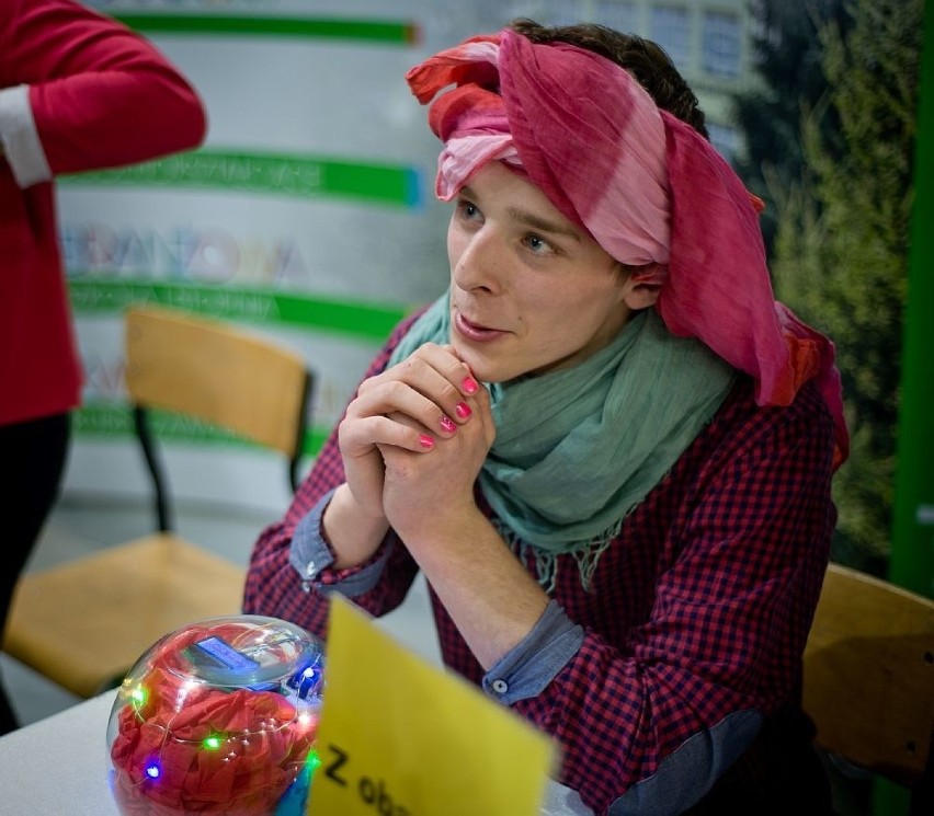 ...albo wróżka z kulą, która przepowiadała edukacyjną...