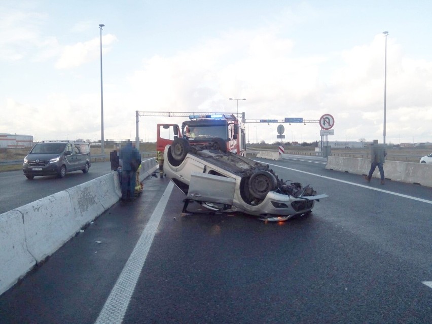 Dachowanie na zjeździe z autostrady A4 w Bochni, 21.02.2023