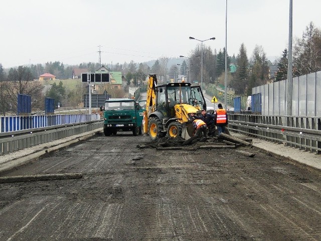 Drogowcy ściągnęli już z wiaduktu nawierzchnię asfaltową