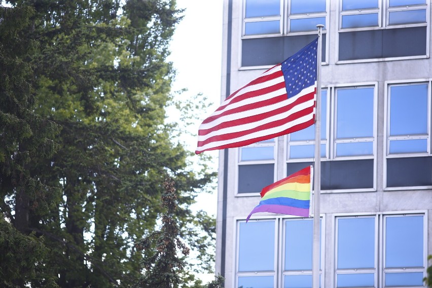 Flaga LGBT nad ambasadą Stanów Zjednoczonych