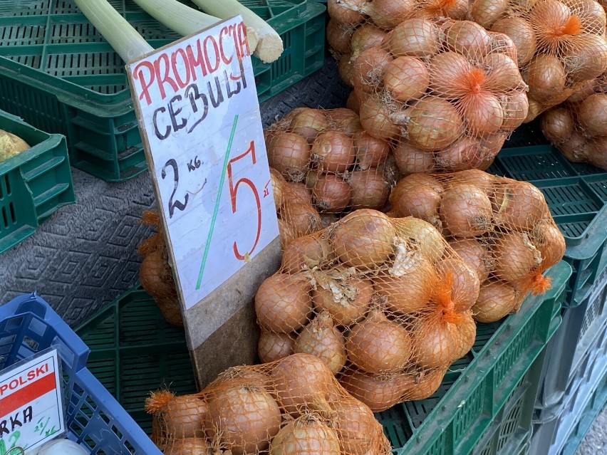 Owoce i warzywa na bazarach w Kielcach we wtorek 30 stycznia. Co kupowano? Sprawdź ceny jabłek, gruszek, papryki i innych. Zobacz zdjęcia
