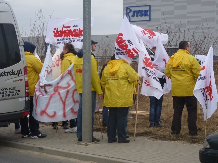 Manifestacja w JYSK w Radomsku. Pracownicy protestują i domagają się wyższych pensji [ZDJĘCIA]