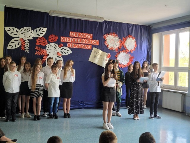 Z okazji obchodów uchwalenia Konstytucji 3 Maja uczniowie Szkoły Podstawowej numer 3 w Jędrzejowie pod opieką swoich nauczycieli przygotowali piękny występ "Wolność-Niepodległość-Ojczyzna" .