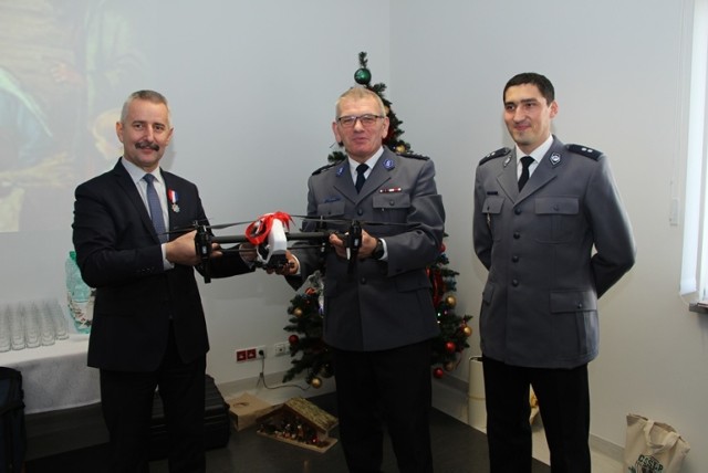 Na spotkaniu wigilijnym w tucholskiej komendzie byli samorządowcy z gmin powiatu tucholskiego. Burmistrz  Tadeusz Kowalski  przekazał drona na ręce komendanta policji.
