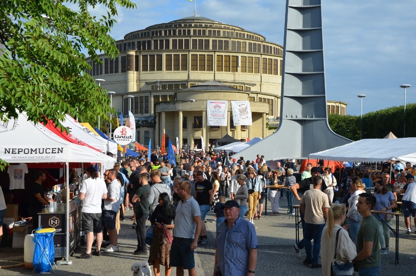 Tłumy pod Halą Stulecia, 20 stoisk z przeróżnymi piwami, 20...