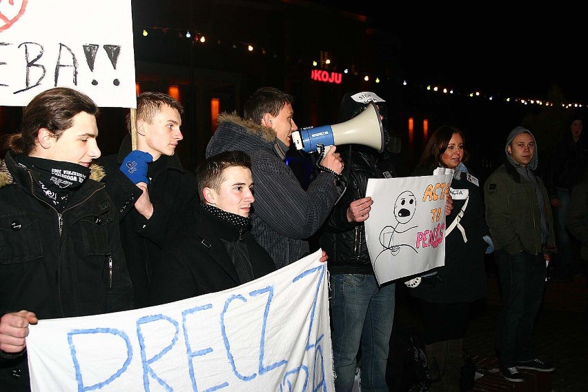 Nie dla ACTA w Pile. W manifestacji na pl. Staszica wzięło udział pół tysiąca osób [ZDJĘCIA i WIDEO]