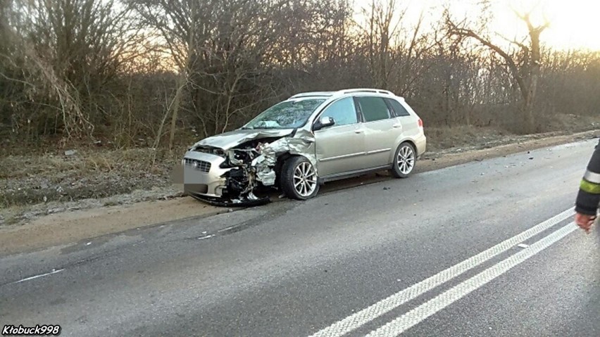 Dachowanie w Dankowie i Wręczycy. Seria wypadków na śliskiej drodze [FOTO]