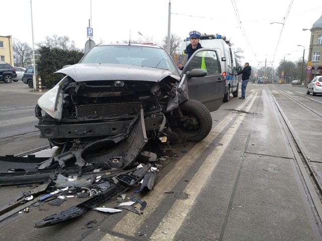 -&nbsp;Zgłoszenie otrzymaliśmy o godz. 13.28 - mówiła asp. szt. Lidia Kowalska z Zespołu Prasowego Komendanta Wojewódzkiego Policji w Bydgoszczy. - Ze wstępnych ustaleń wynika, że kierowca samochodu osobowego, który jechał ul. Wrocławską, chcąc włączyć się do ruchu zderzył się z prawidłowo jadącym ul. Nakielską peugeotem.

Jedna osoba została poszkodowana. To kobieta jadąca peugeotem. Na miejscu jest badana przez zespół ratownictwa medycznego.
Na ul. Nakielskiej były spore utrudnienia. Tworzyły się ogromne korki.


Pogoda na dzień 15.02.2018  | KUJAWSKO-POMORSKIE

źródło: TVN Meteo/x-news
