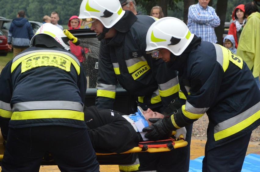 Biały Bór. Powitanie Lata na plaży jeziora Łobez z pokazem pracy ratowników i strażaków (FOTO)