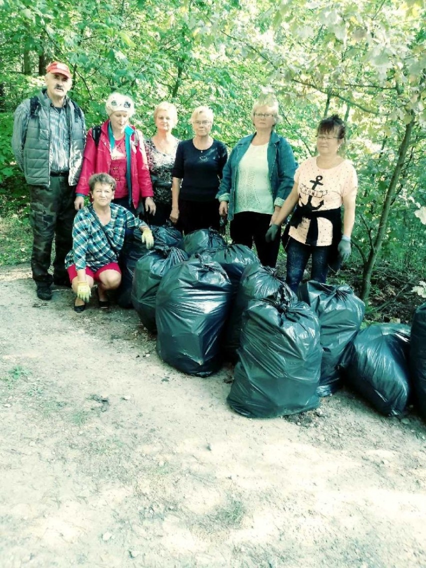 W Rodakach posprzątali las. W sumie uzbierali ponad 25 worków śmieci
