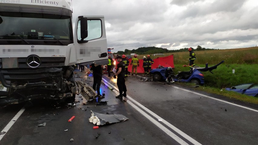 Wypadek na krajowej 20 tuż przy Wołczy Małej w gminie Miastko. Droga jest całkowicie zablokowana (zdjęcia)