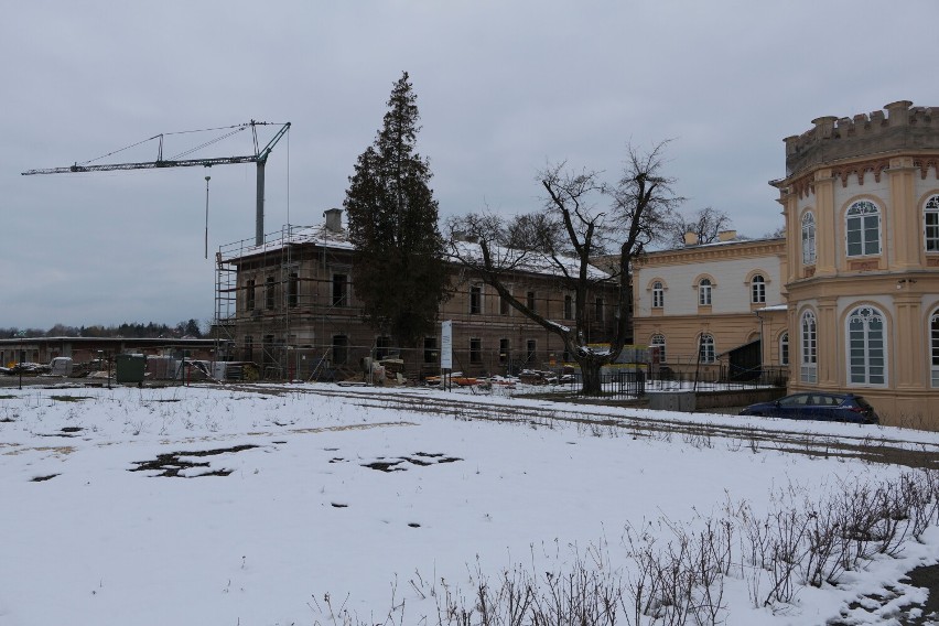 Powstanie terenowa scena widowiskowa wraz z kaskadowo...