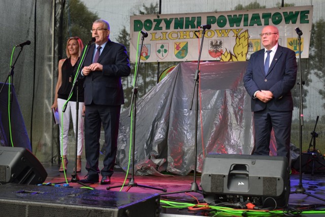 Na scenie podczas dożynek powiatowych: wójt Jan Michalski (od lewej) i starosta Mirosław Czapla.