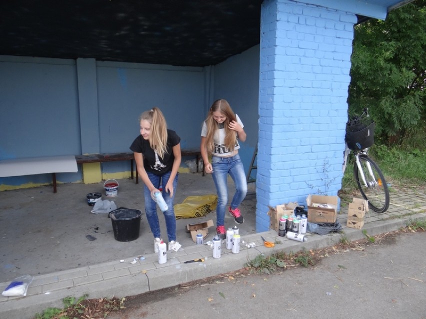 Młodzież pomalowała przystanki w gminie Zapolice