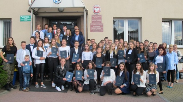 Wójt gminy Przodkowo wręczył stypendia za drugie półrocze roku szkolnego 2016/2017.