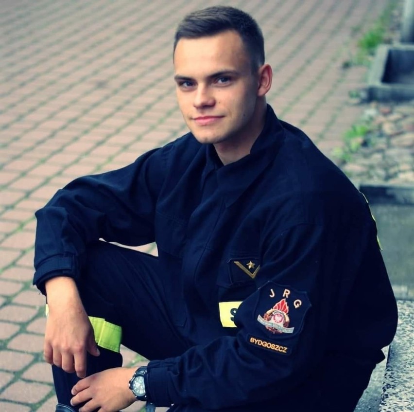 Krystian Piesik jest strażakiem. Na co dzień pełni służbę w...