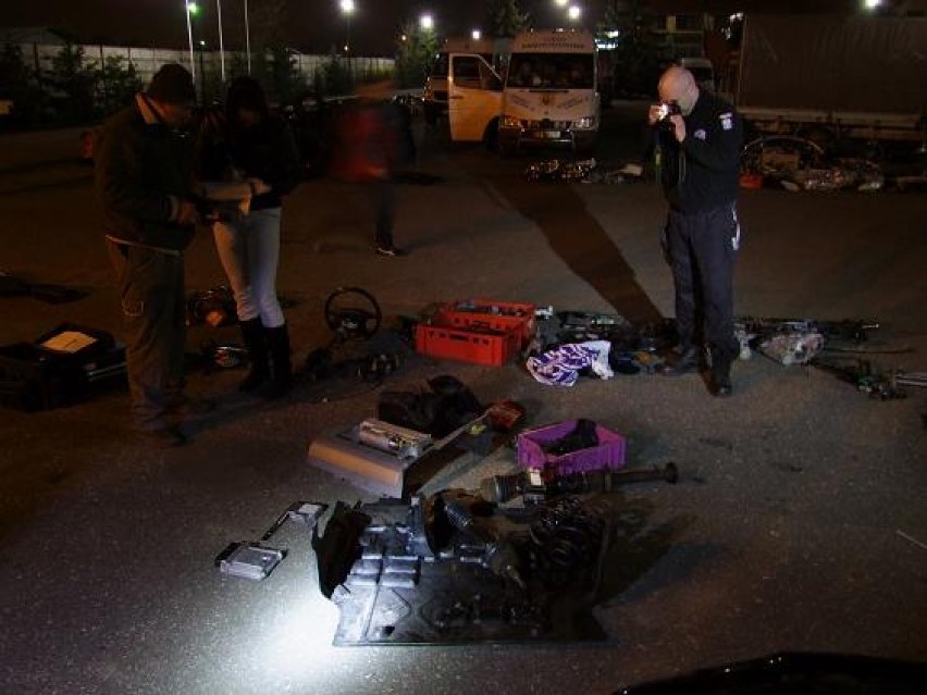 Nocna akcja policji na giełdach części samochodowych (zdjęcia)