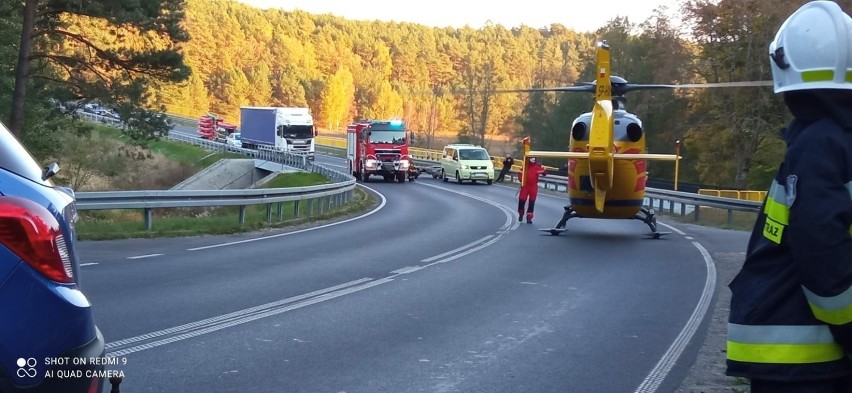 Wypadek drogowy między Płazowem a Tucholą. Rannego motocyklistę zabrał śmigłowiec