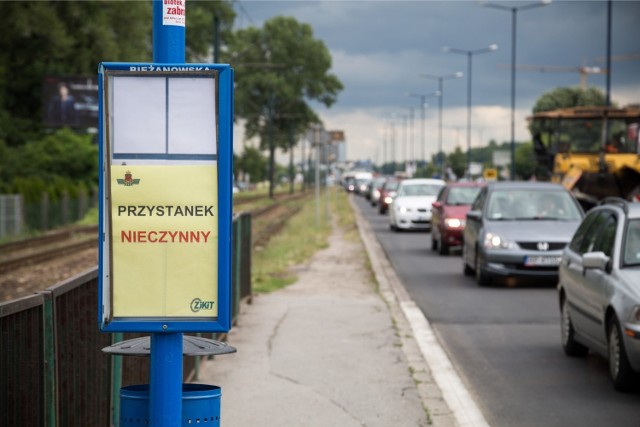 Remont ul. Wielickiej sparaliżował ruch na odcinku od Szpitala w Prokocimiu do ul. Bieżanowskiej. - Autobusy stoją tam w korkach,  jednak jadąc tramwajem można było na przystanku "Bieżanowska" przesiąść się  na autobus do centrum - pisze pan  Adrian. - Dlatego najbardziej z równowagi wyprowadziła mnie likwidacja tego przystanku.