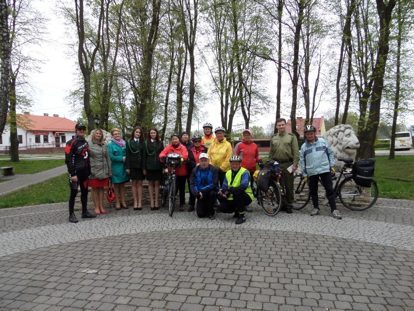 11 rowerzystów na wycieczce wzdłuż granicy Polski.