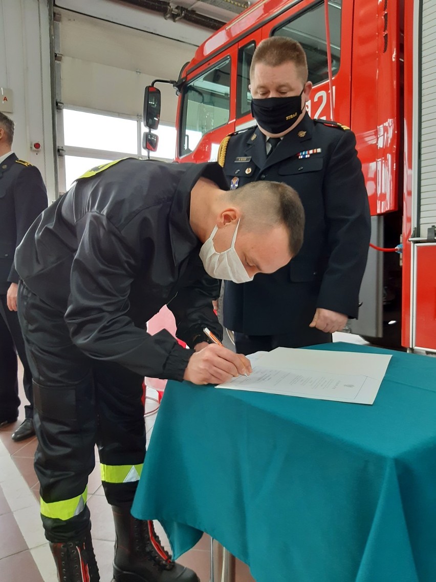 Komenda Powiatowa Państwowej Straży Pożarnej w Kwidzynie ma nowych strażaków. Uroczyste ślubowanie trzech strażaków [ZDJĘCIA]