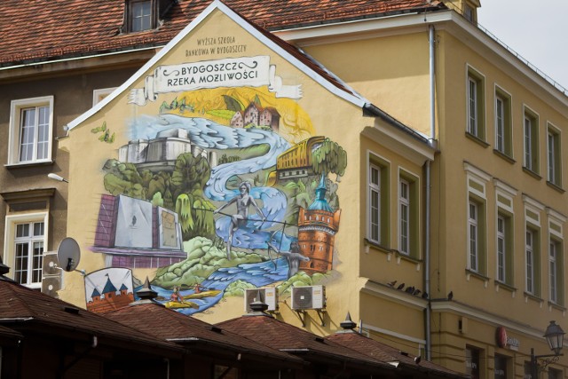 To mural reklamujący Wyższą Szkołę Bankową. Widać go od strony ul. Krętej.