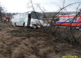 Wypadek w Gorysławicach. Autobus zjechał do rowu i uderzył w drzewo [zdjęcia]