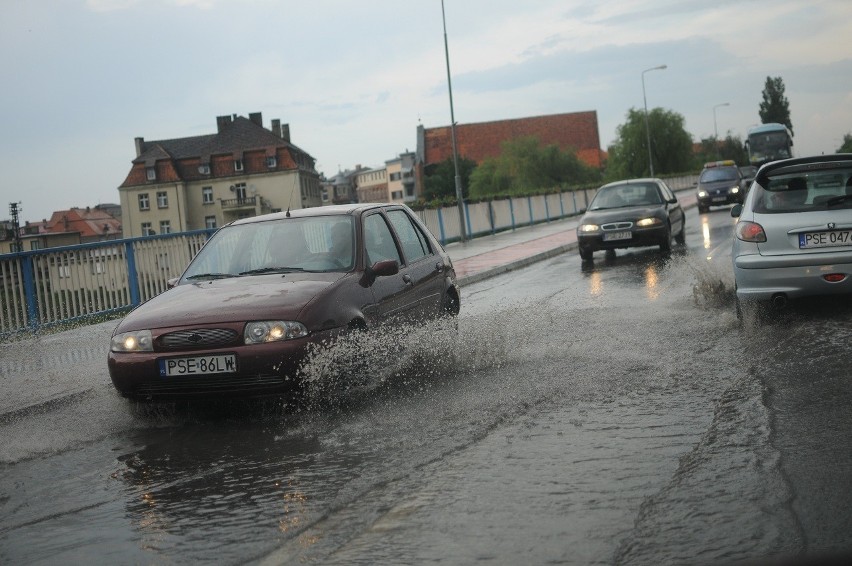 Nawałnica nad Śremem, zalane ulice, połamane gałęzie