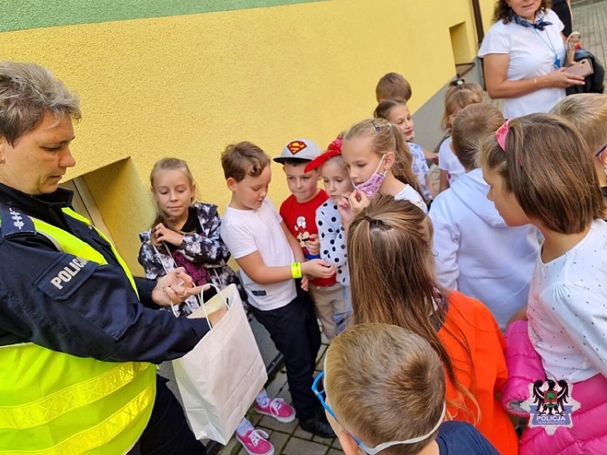 Policjanci z Boguszowa-Gorc w ramach akcji „Bezpieczna droga do szkoły” spotkali się z uczniami w Czarnym Borze
