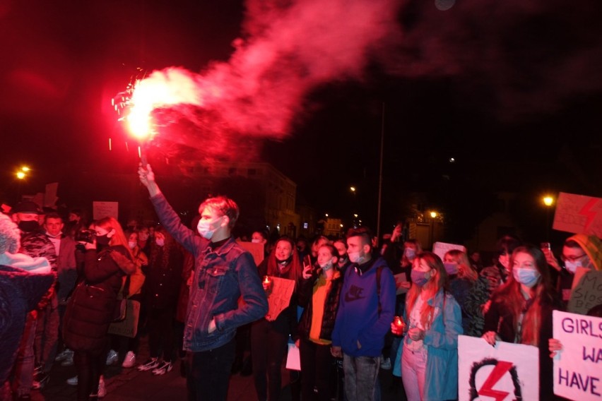 Gostyń. Protest kobiet w Gostyniu. "To jest wojna!" - w środę frekwencja na strajku była rekordowa [ZDJĘCIA]