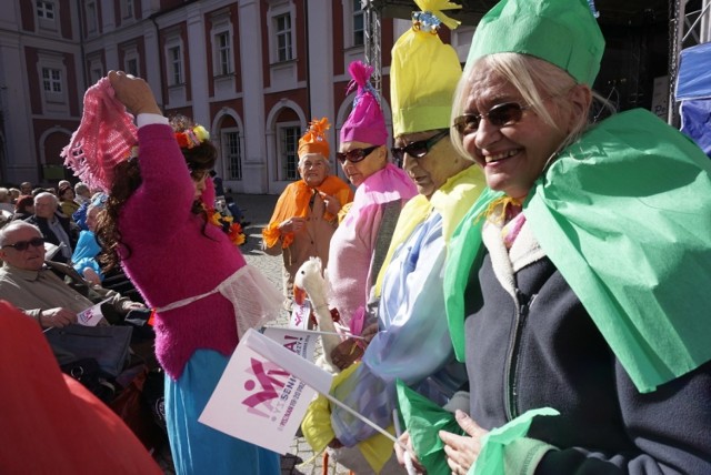 Poznań należy do seniorów! Prezydent przekazał im na miesiąc władze w mieście