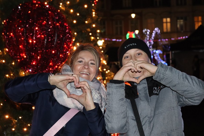 Wielki Jarmark Świąteczny w Obornikach wieczorową porą [ZDJĘCIA]