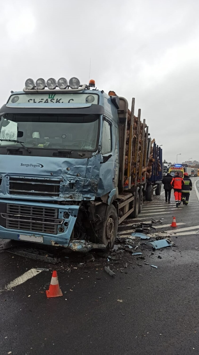 Wyciek gazu w Ruszowie i zderzenie ciężarówek w Jędrzychowicach. Strażacy w akcji