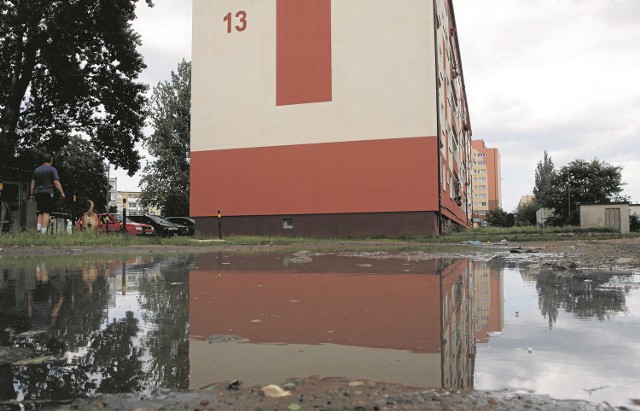 Odwodnienie i ułożenie nowej nawierzchni sprawi, że takie obrazki ze Stogów przejdą do historii.