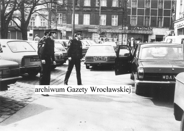 Jeden z pierwszych patroli Straży Miejskiej w Wałbrzychu, w trakcie interwencji na pl. Magistrackim. W ciągu 23 lat zmienił się nie tylko wygląd tego miejsca, ale również umundurowanie strażników
