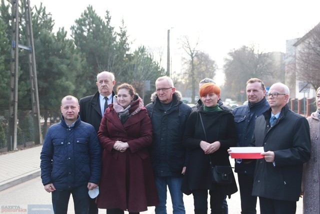 Burmistrz Lubrańca Stanisław Budzyński (drugi z lewej) będzie zarabiał 16 720 złotych brutto.