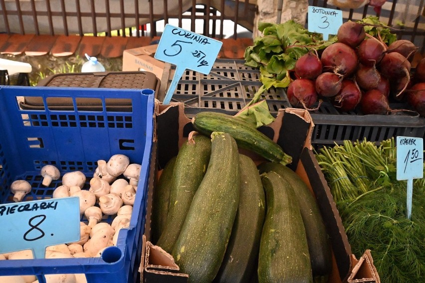 Ceny warzyw i owoców na olkuskim targowisku "Emalia-Pakuska"...