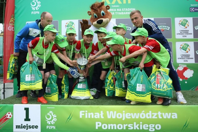 Chłopcy ze Szkoły Podstawowej w Przechlewie - najlepsi w pomorskim finale w kategorii U-10