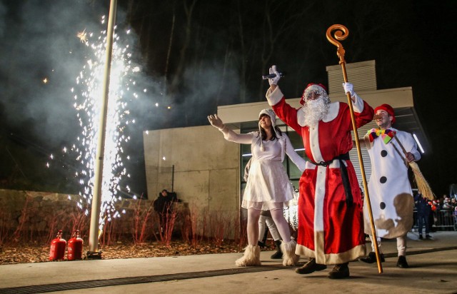 Miejskie Mikołajki 2016
We wtorek, 6 grudnia Gdynię ponownie odwiedzi święty Mikołaj! Zapraszamy na plac Grunwaldzki, gdzie od godziny 17.30 na dzieci czekać będzie moc atrakcji, pośród których nie zabraknie wspólnego kolędowania oraz bajkowej zabawy.
Na scenie wystąpią aktorzy niezwykłego „Teatru Pana O", którzy wyczarują pracownię roztańczonych elfów i zabiorą wszystkie dzieci w magiczną, świąteczną podróż.
Oczekiwanie na świętego umili świetna zabawa pełna tańca i śpiewu z gdyńskimi młodzieżowymi i dziecięcymi zespołami wokalnymi „Luz", „Granda", „Wiercipięty" oraz „Hiciorki".
Tuż przed godz. 18.00 na scenie pojawi się najbardziej wyczekiwany przez maluchy gość - święty Mikołaj.
Nie zabraknie świątecznych życzeń, słodkich upominków i gorącej czekolady.
Plac Grunwaldzki rozbłyśnie blaskiem iluminacji świątecznych, zaś niebo rozjaśni pokaz sztucznych ogni.

Czytaj również: Gdynia rozbłyśnie świątecznie. Iluminacje włączy prezydent ze św. Mikołajem