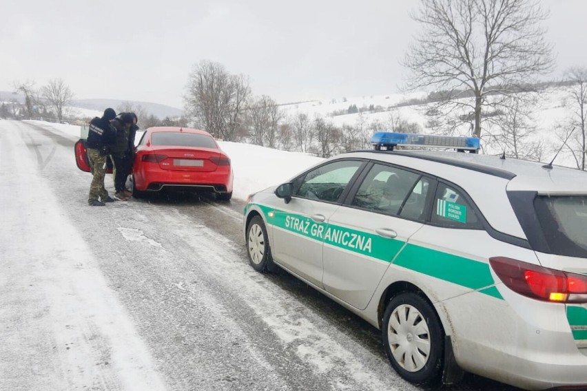 Po pościgu strażnicy graniczni z Sanoka zatrzymali w Ożennej...