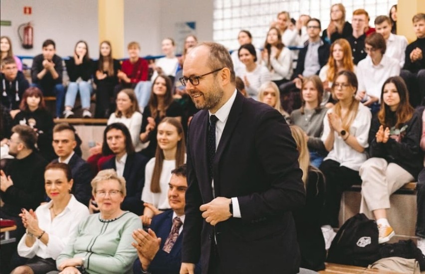 Narodowe czytanie z udziałem wiceministra spraw zagranicznych w I LO w Wieluniu ZDJĘCIA